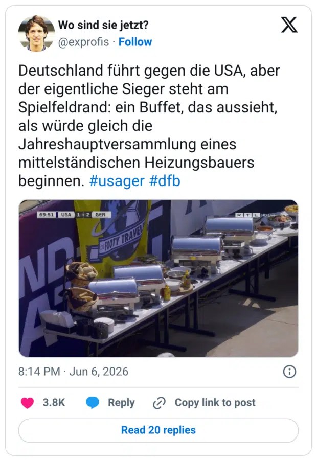 Wo sind sie jetzt? @exprofis • Follow Deutschland führt gegen die USA, aber der eigentliche Sieger steht am Spielfeldrand: ein Buffet, das aussieht, als würde gleich die Jahreshauptversammlung eines mittelständischen Heizungsbauers beginnen.