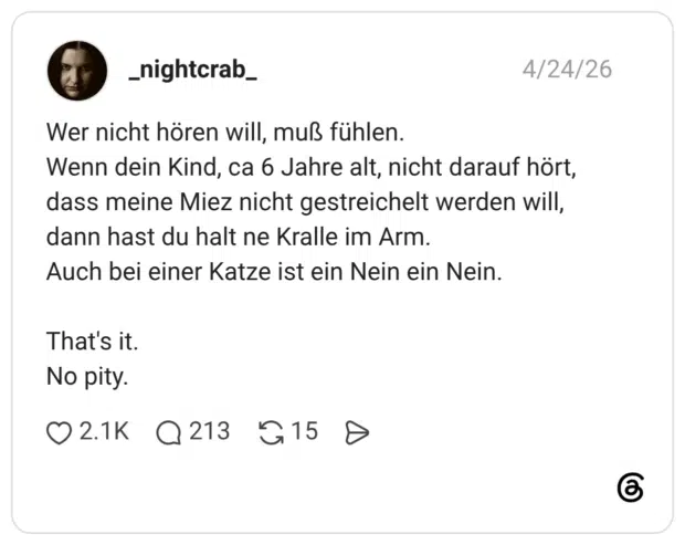 Wer nicht hören will, muß fühlen. Wenn dein Kind, ca 6 Jahre alt, nicht darauf hört, dass meine Miez nicht gestreichelt werden will, dann hast du halt ne Kralle im Arm. Auch bei einer Katze ist ein Nein ein Nein. That's it. No pity.