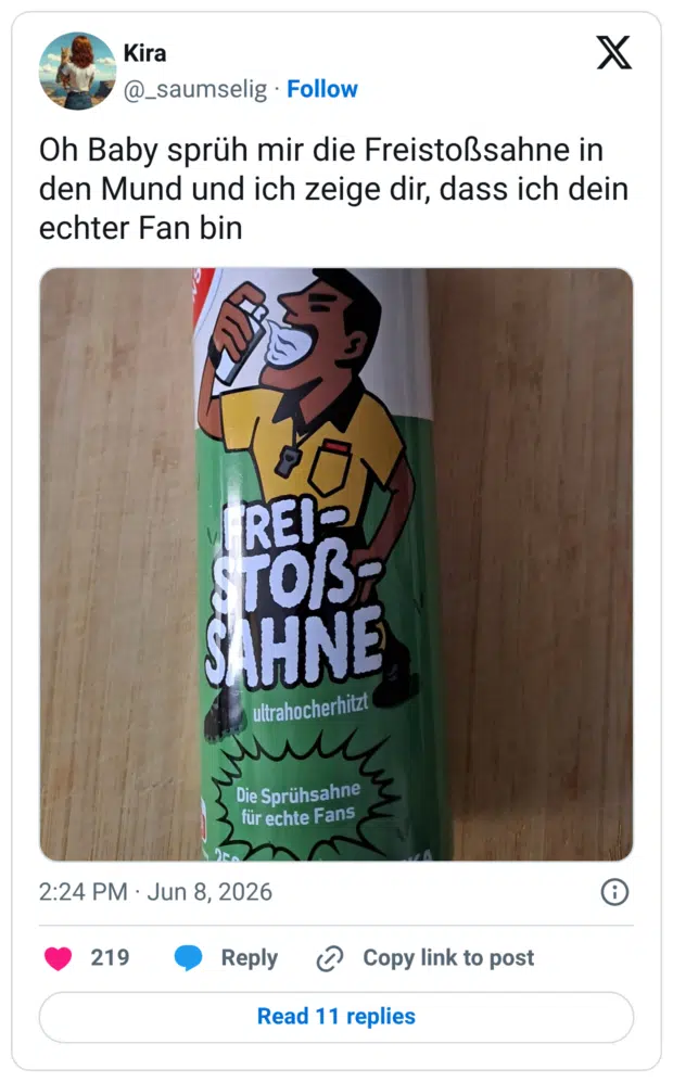 Oh Baby sprüh mir die Freistoßsahne in den Mund und ich zeige dir, dass ich dein echter Fan bin REIR TOB: SAHNE ultrahocherhitzt Die Sprühsahne für echte Fans