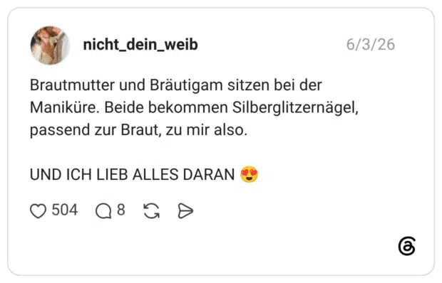 Brautmutter und Bräutigam sitzen bei der Maniküre. Beide bekommen Silberglitzernägel, passend zur Braut, zu mir also. UND ICH LIEB ALLES DARAN 😍