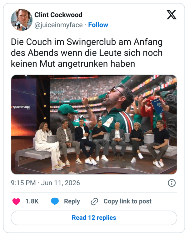 Die Couch im Swingerclub am Anfang des Abends wenn die Leute sich noch keinen Mut angetrunken haben