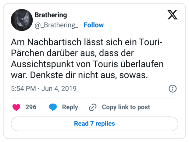 Am Nachbartisch lässt sich ein Touri-Pärchen darüber aus, dass der Aussichtspunkt von Touris überlaufen war. Denkste dir nicht aus, sowas.