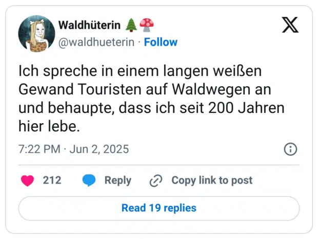 Ich spreche in einem langen weißen Gewand Touristen auf Waldwegen an und behaupte, dass ich seit 200 Jahren hier lebe.