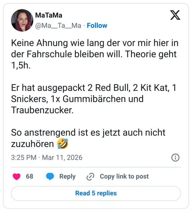 Keine Ahnung wie lang der vor mir hier in der Fahrschule bleiben will. Theorie geht 1,5h. Er hat ausgepackt 2 Red Bull, 2 Kit Kat, 1 Snickers, 1x Gummibärchen und Traubenzucker. So anstrengend ist es jetzt auch nicht zuzuhören 🤣