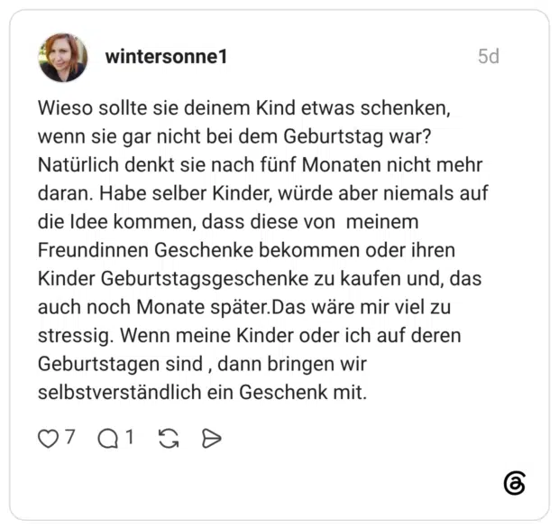 Wieso sollte sie deinem Kind etwas schenken, wenn sie gar nicht bei dem Geburtstag war? Natürlich denkt sie nach fünf Monaten nicht mehr daran. Habe selber Kinder, würde aber niemals auf die Idee kommen, dass diese von meinem Freundinnen Geschenke bekommen oder ihren Kinder Geburtstagsgeschenke zu kaufen und, das auch noch Monate später.Das wäre mir viel zu stressig. Wenn meine Kinder oder ich auf deren Geburtstagen sind, dann bringen wir selbstverständlich ein Geschenk mit.