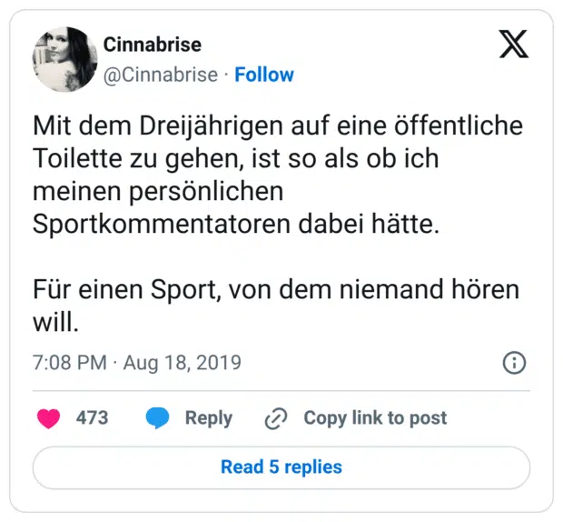 Mit dem Dreijährigen auf eine öffentliche Toilette zu gehen, ist so als ob ich meinen persönlichen Sportkommentatoren dabei hätte. Für einen Sport, von dem niemand hören will.
