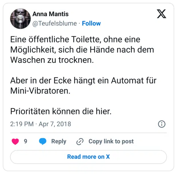 Eine öffentliche Toilette, ohne eine Möglichkeit, sich die Hände nach dem Waschen zu trocknen. Aber in der Ecke hängt ein Automat für Mini-Vibratoren. Prioritäten können die hier.