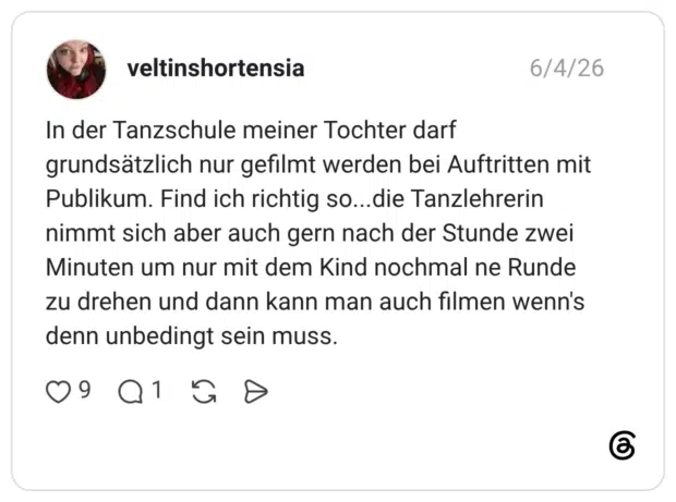 In der Tanzschule meiner Tochter darf grundsätzlich nur gefilmt werden bei Auftritten mit Publikum. Find ich richtig so...die Tanzlehrerin nimmt sich aber auch gern nach der Stunde zwei Minuten um nur mit dem Kind nochmal ne Runde zu drehen und dann kann man auch filmen wenn's denn unbedingt sein muss.