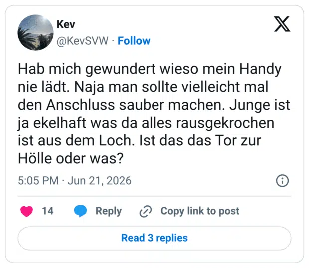 Hab mich gewundert wieso mein Handy nie lädt. Naja man sollte vielleicht mal den Anschluss sauber machen. Junge ist ja ekelhaft was da alles rausgekrochen ist aus dem Loch. Ist das das Tor zur Hölle oder was?