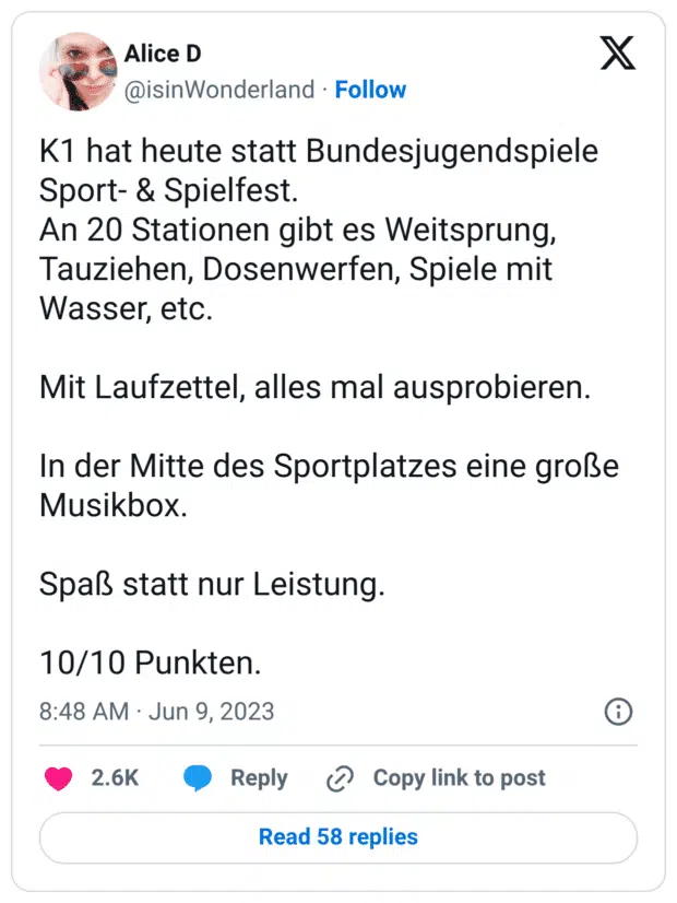 K1 hat heute statt Bundesjugendspiele Sport- & Spielfest. An 20 Stationen gibt es Weitsprung, Tauziehen, Dosenwerfen, Spiele mit Wasser, etc. Mit Laufzettel, alles mal ausprobieren. In der Mitte des Sportplatzes eine große Musikbox. Spaß statt nur Leistung. 10/10 Punkten