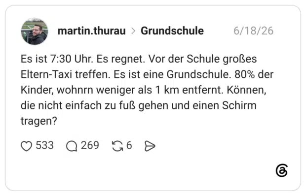 Es ist 7:30 Uhr. Es regnet. Vor der Schule großes Eltern-Taxi treffen. Es ist eine Grundschule. 80% der Kinder, wohnrn weniger als 1 km entfernt. Können, die nicht einfach zu fuß gehen und einen Schirm tragen?