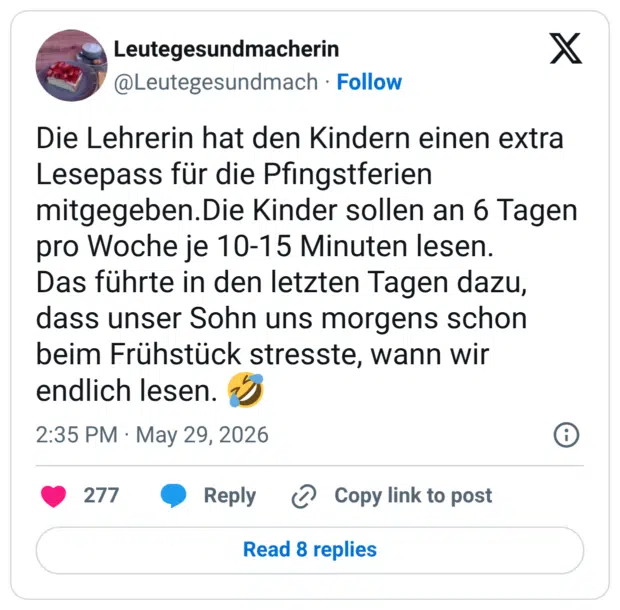 Die Lehrerin hat den Kindern einen extra Lesepass für die Pfingstferien mitgegeben.Die Kinder sollen an 6 Tagen pro Woche je 10-15 Minuten lesen. Das führte in den letzten Tagen dazu, dass unser Sohn uns morgens schon beim Frühstück stresste, wann wir endlich lesen. 🤣