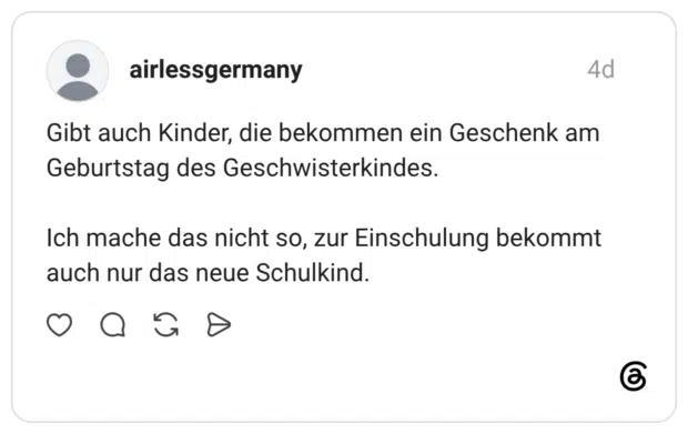 Gibt auch Kinder, die bekommen ein Geschenk am Geburtstag des Geschwisterkindes. Ich mache das nicht so, zur Einschulung bekommt auch nur das neue Schulkind.