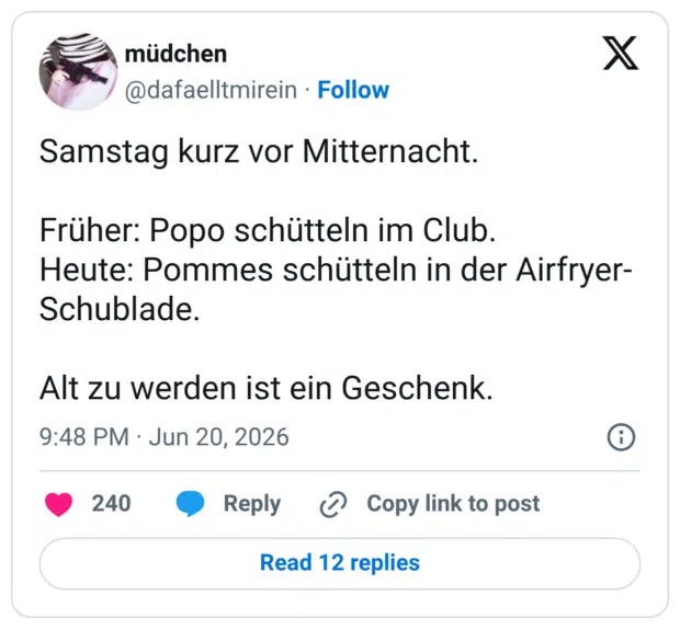 Samstag kurz vor Mitternacht. Früher: Popo schütteln im Club. Heute: Pommes schütteln in der Airfryer- Schublade. Alt zu werden ist ein Geschenk.