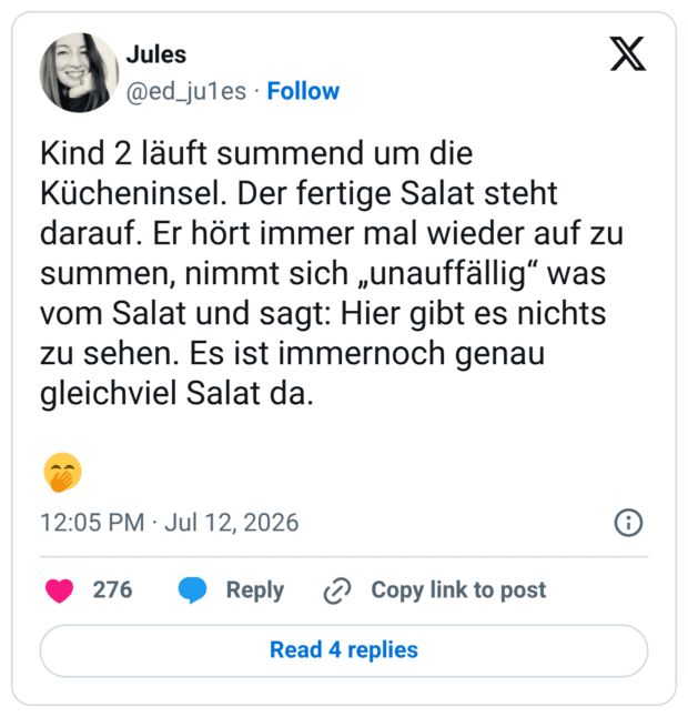Kind 2 läuft summend um die Kücheninsel. Der fertige Salat steht darauf. Er hört immer mal wieder auf zu summen, nimmt sich „unauffällig" was vom Salat und sagt: Hier gibt es nichts zu sehen. Es ist immernoch genau gleichviel Salat da.
