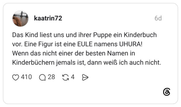 Das Kind liest uns und ihrer Puppe ein Kinderbuch vor. Eine Figur ist eine EULE namens UHURA! Wenn das nicht einer der besten Namen in Kinderbüchern jemals ist, dann weiß ich auch nicht.