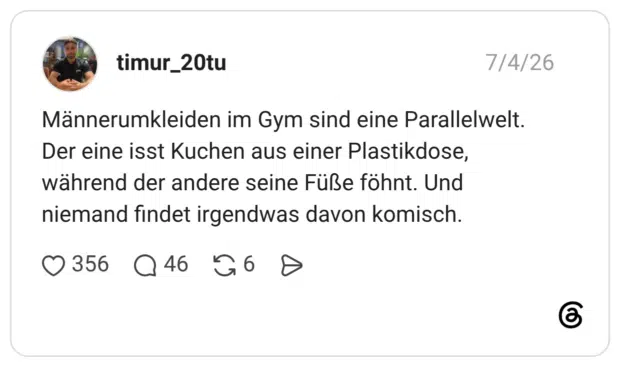 Männerumkleiden im Gym sind eine Parallelwelt. Der eine isst Kuchen aus einer Plastikdose, während der andere seine Füße föhnt. Und niemand findet irgendwas davon komisch.