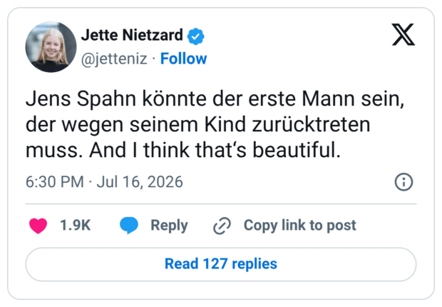 ens Spahn könnte der erste Mann sein, der wegen seinem Kind zurücktreten muss. And I think that's beautiful.
