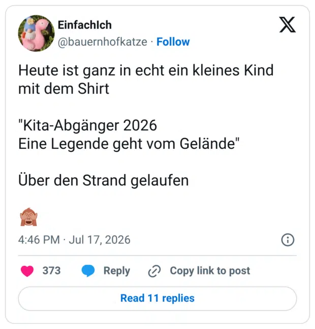 Heute ist ganz in echt ein kleines Kind mit dem Shirt "Kita-Abgänger 2026 Eine Legende geht vom Gelände" Über den Strand gelaufen 🙈