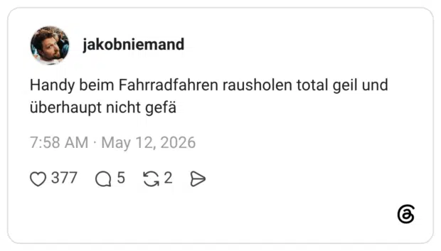 Handy beim Fahrradfahren rausholen total geil und überhaupt nicht gefä