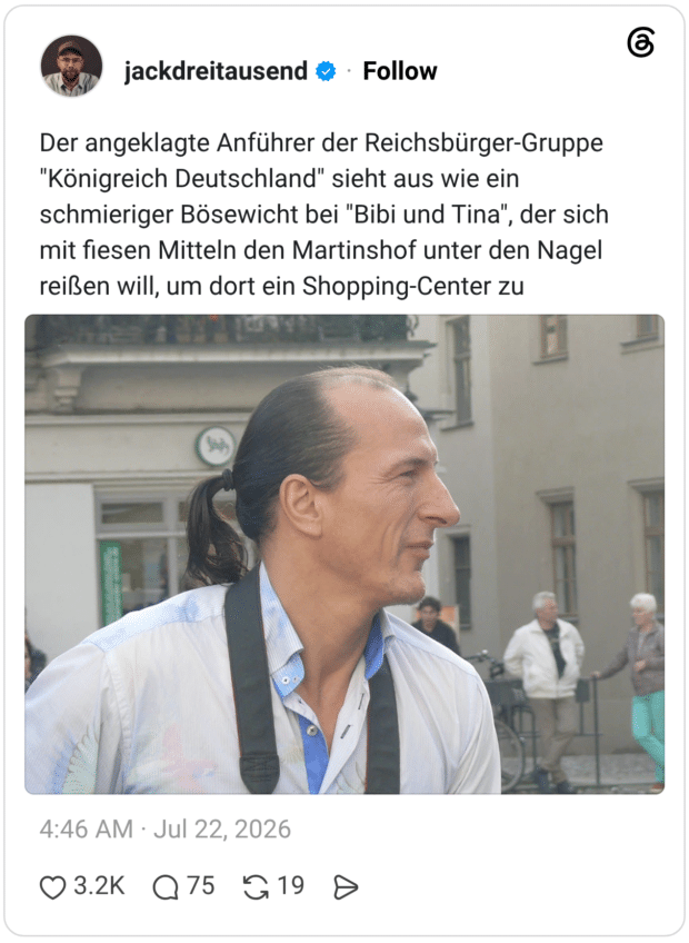 Der angeklagte Anführer der Reichsbürger-Gruppe "Königreich Deutschland" sieht aus wie ein schmieriger Bösewicht bei "Bibi und Tina", der sich mit fiesen Mitteln den Martinshof unter den Nagel reißen will, um dort ein Shopping-Center zu errichten.