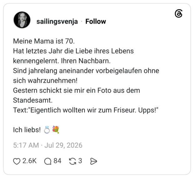Meine Mama ist 70. Hat letztes Jahr die Liebe ihres Lebens kennengelernt. Ihren Nachbarn. Sind jahrelang aneinander vorbeigelaufen ohne sich wahrzunehmen! Gestern schickt sie mir ein Foto aus dem Standesamt. Text:"Eigentlich wollten wir zum Friseur. Upps!" Ich liebs! 💍💐 1 / 2