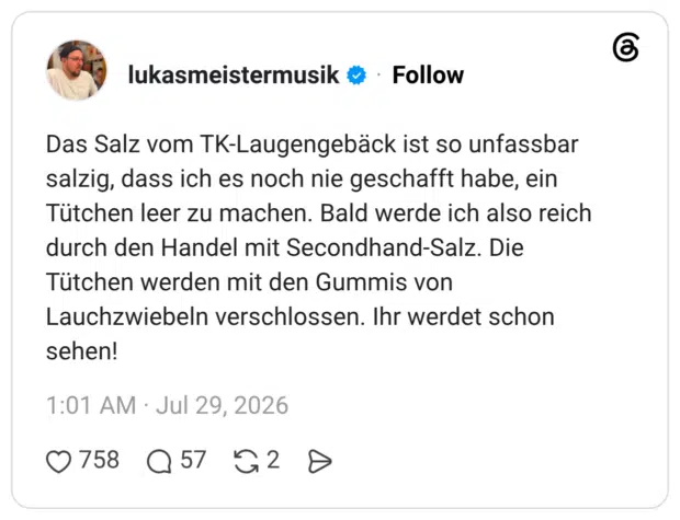 Das Salz vom TK-Laugengebäck ist so unfassbar salzig, dass ich es noch nie geschafft habe, ein Tütchen leer zu machen. Bald werde ich also reich durch den Handel mit Secondhand-Salz. Die Tütchen werden mit den Gummis von Lauchzwiebeln verschlossen. Ihr werdet schon sehen!