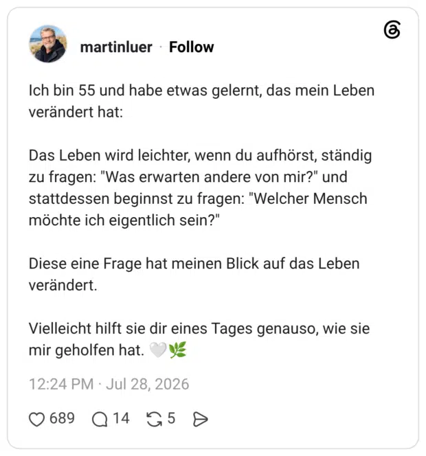 Ich bin 55 und habe etwas gelernt, das mein Leben verändert hat: Das Leben wird leichter, wenn du aufhörst, ständig zu fragen: "Was erwarten andere von mir?" und stattdessen beginnst zu fragen: "Welcher Mensch möchte ich eigentlich sein?" Diese eine Frage hat meinen Blick auf das Leben verändert. Vielleicht hilft sie dir eines Tages genauso, wie sie mir geholfen hat. 🤍🌿