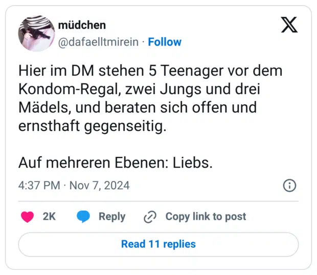 Hier im DM stehen 5 Teenager vor dem Kondom-Regal, zwei Jungs und drei Mädels, und beraten sich offen und ernsthaft gegenseitig. Auf mehreren Ebenen: Liebs.
