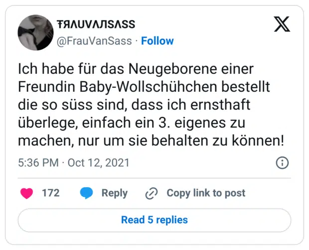 Ich habe für das Neugeborene einer Freundin Baby-Wollschühchen bestellt die so süss sind, dass ich ernsthaft überlege, einfach ein 3. eigenes zu machen, nur um sie behalten zu können!