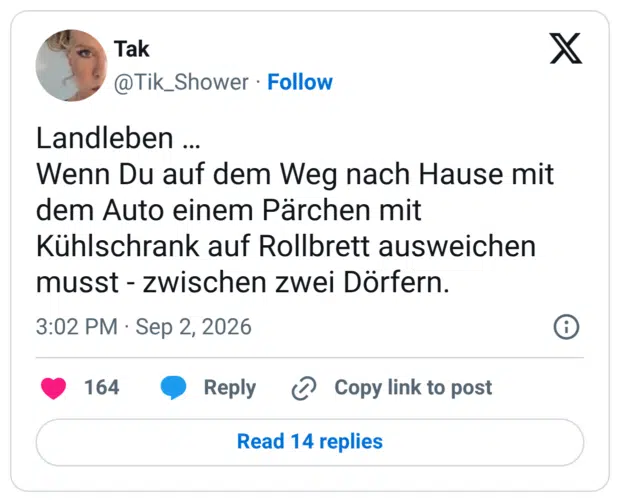 Landleben … Wenn Du auf dem Weg nach Hause mit dem Auto einem Pärchen mit Kühlschrank auf Rollbrett ausweichen musst - zwischen zwei Dörfern.