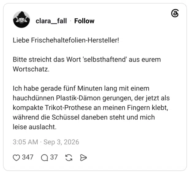 Liebe Frischehaltefolien-Hersteller! ​Bitte streicht das Wort 'selbsthaftend' aus eurem Wortschatz. ​Ich habe gerade fünf Minuten lang mit einem hauchdünnen Plastik-Dämon gerungen, der jetzt als kompakte Trikot-Prothese an meinen Fingern klebt, während die Schüssel daneben steht und mich leise auslacht.