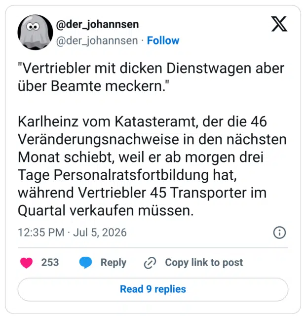 "Vertriebler mit dicken Dienstwagen aber über Beamte meckern." Karlheinz vom Katasteramt, der die 46 Veränderungsnachweise in den nächsten Monat schiebt, weil er ab morgen drei Tage Personalratsfortbildung hat, während Vertriebler 45 Transporter im Quartal verkaufen müssen.