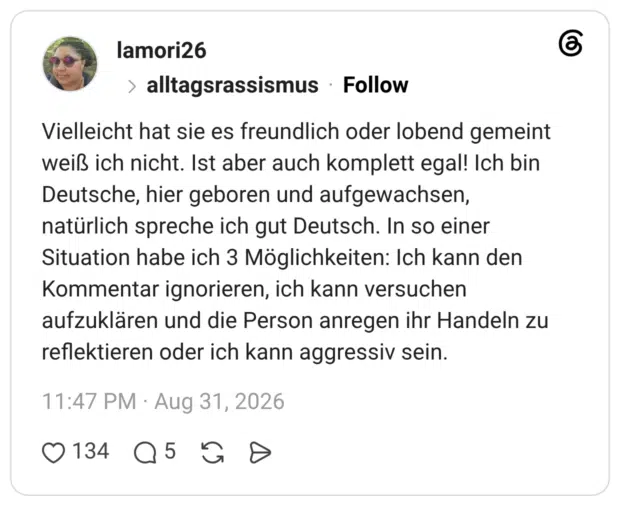Gestern morgen an der Straßenbahn-Haltestelle. Eine ältere Frau mit Rollator. Die Bahn kommt und es ist eine mit Stufen, nicht barrierefrei. Die Frau bittet die Warzenden um Hilfe, ich Nicke, gehe zu ihr rüber. Als die Bahn da ist, falten wir den Rollator und ich sag zu ihr "Steigen Sie mal zuerst ein und setzen sich, ich trage Ihnen den Rollator zum Platz." Ihre Antwort? "Oh, Du sprichst aber gut Deutsch!" 1 / 3