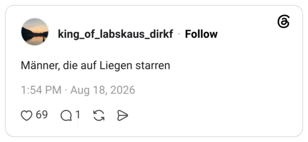 Männer, die auf Liegen starren