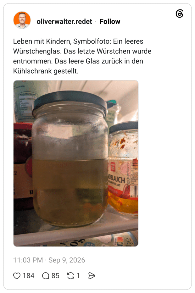Leben mit Kindern, Symbolfoto: Ein leeres Würstchenglas. Das letzte Würstchen wurde entnommen. Das leere Glas zurück in den Kühlschrank gestellt.