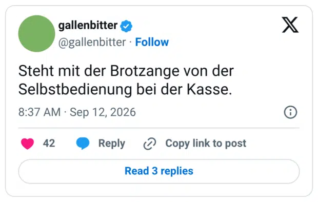 Steht mit der Brotzange von der Selbstbedienung bei der Kasse.