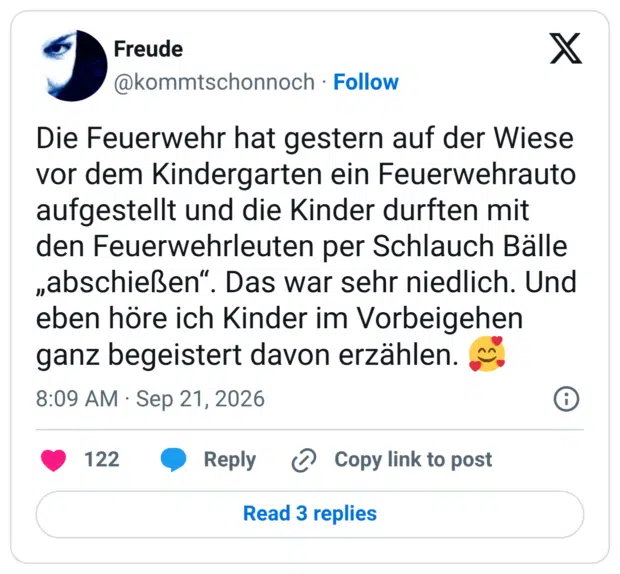 Die Feuerwehr hat gestern auf der Wiese vor dem Kindergarten ein Feuerwehrauto aufgestellt und die Kinder durften mit den Feuerwehrleuten per Schlauch Bälle „abschießen“. Das war sehr niedlich. Und eben höre ich Kinder im Vorbeigehen ganz begeistert davon erzählen. 🥰