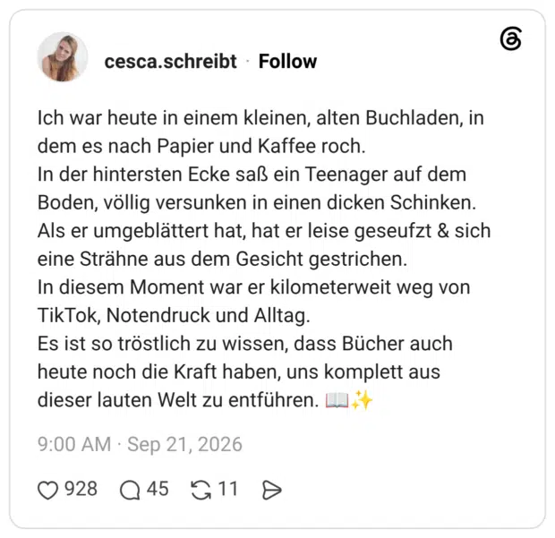 Ich war heute in einem kleinen, alten Buchladen, in dem es nach Papier und Kaffee roch. In der hintersten Ecke saß ein Teenager auf dem Boden, völlig versunken in einen dicken Schinken. Als er umgeblättert hat, hat er leise geseufzt & sich eine Strähne aus dem Gesicht gestrichen. In diesem Moment war er kilometerweit weg von TikTok, Notendruck und Alltag. Es ist so tröstlich zu wissen, dass Bücher auch heute noch die Kraft haben, uns komplett aus dieser lauten Welt zu entführen. 📖✨