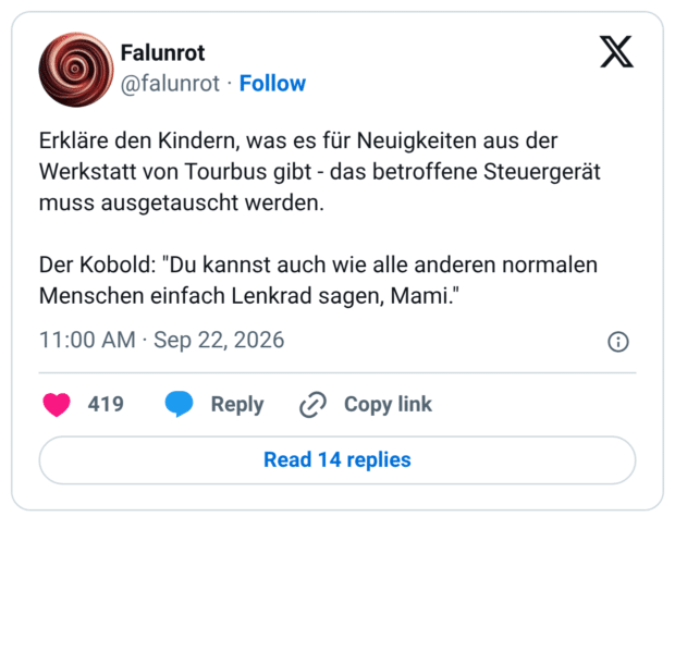 Erkläre den Kindern, was es für Neuigkeiten aus der Werkstatt von Tourbus gibt - das betroffene Steuergerät muss ausgetauscht werden. Der Kobold: "Du kannst auch wie alle anderen normalen Menschen einfach Lenkrad sagen, Mami