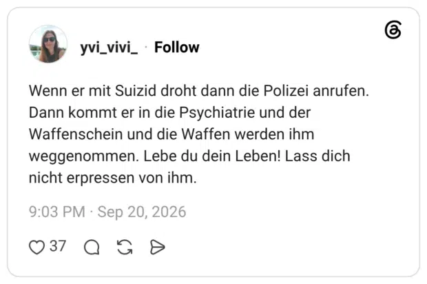 Wenn er mit Suizid droht dann die Polizei anrufen. Dann kommt er in die Psychiatrie und der Waffenschein und die Waffen werden ihm weggenommen. Lebe du dein Leben! Lass dich nicht erpressen von ihm.
