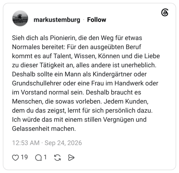 Sieh dich als Pionierin, die den Weg für etwas Normales bereitet: Für den ausgeübten Beruf kommt es auf Talent, Wissen, Können und die Liebe zu dieser Tätigkeit an, alles andere ist unerheblich. Deshalb sollte ein Mann als Kindergärtner oder Grundschullehrer oder eine Frau im Handwerk oder im Vorstand normal sein. Deshalb braucht es Menschen, die sowas vorleben. Jedem Kunden, dem du das zeigst, lernt für sich persönlich dazu. Ich würde das mit einem stillen Vergnügen und Gelassenheit machen.