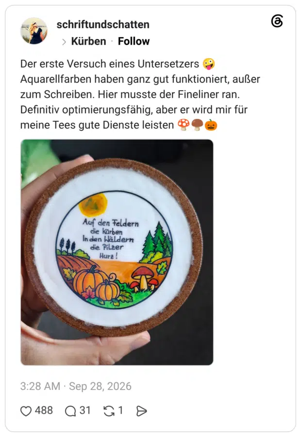Der erste Versuch eines Untersetzers 🤪 Aquarellfarben haben ganz gut funktioniert, außer zum Schreiben. Hier musste der Fineliner ran. Definitiv optimierungsfähig, aber er wird mir für meine Tees gute Dienste leisten 🍄🍄🟫🎃