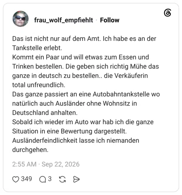 Das ist nicht nur auf dem Amt. Ich habe es an der Tankstelle erlebt. Kommt ein Paar und will etwas zum Essen und Trinken bestellen. Die geben sich richtig Mühe das ganze in deutsch zu bestellen.. die Verkäuferin total unfreundlich. Das ganze passiert an eine Autobahntankstelle wo natürlich auch Ausländer ohne Wohnsitz in Deutschland anhalten. Sobald ich wieder im Auto war hab ich die ganze Situation in eine Bewertung dargestellt. Ausländerfeindlichkeit lasse ich niemanden durchgehen.