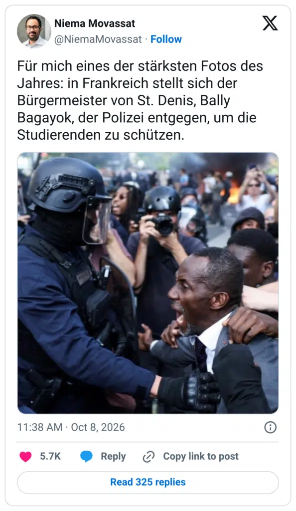 Für mich eines der stärksten Fotos des Jahres: in Frankreich stellt sich der Bürgermeister von St. Denis, Bally Bagayok, der Polizei entgegen, um die Studierenden zu schützen.