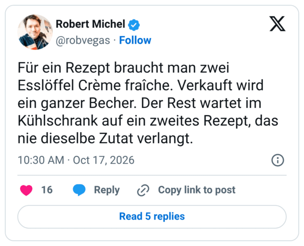 Für ein Rezept braucht man zwei Esslöffel Crème fraîche. Verkauft wird ein ganzer Becher. Der Rest wartet im Kühlschrank auf ein zweites Rezept, das nie dieselbe Zutat verlangt.