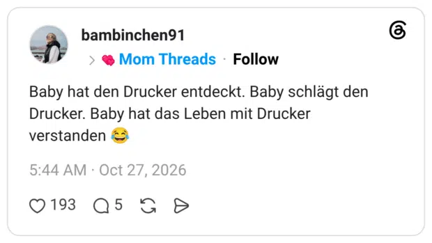 Baby hat den Drucker entdeckt. Baby schlägt den Drucker. Baby hat das Leben mit Drucker verstanden 5