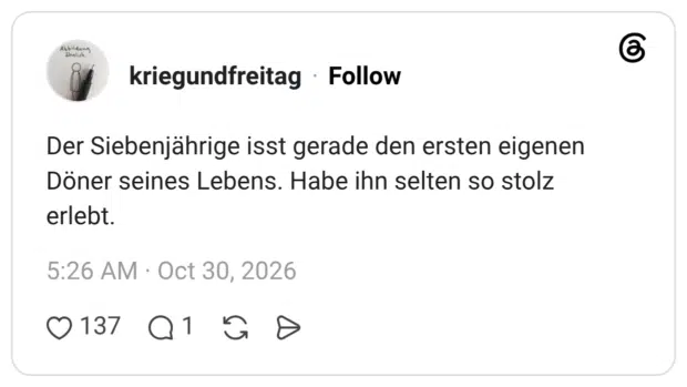 Der Siebenjährige isst gerade den ersten eigenen Döner seines Lebens. Habe ihn selten so stolz erlebt.